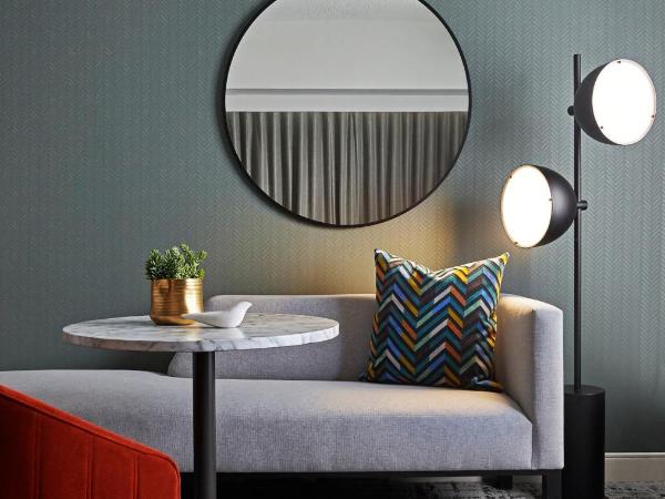 voco Chicago Downtown, an IHG Hotel : photo 1 de la chambre chambre lit king-size standard avec douche à l'italienne