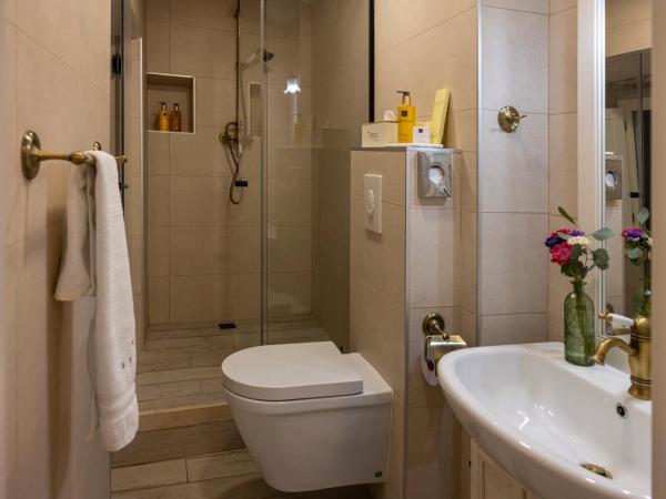 Stayeva 11 : photo 2 de la chambre chambre double ou lits jumeaux deluxe - vue sur ville 