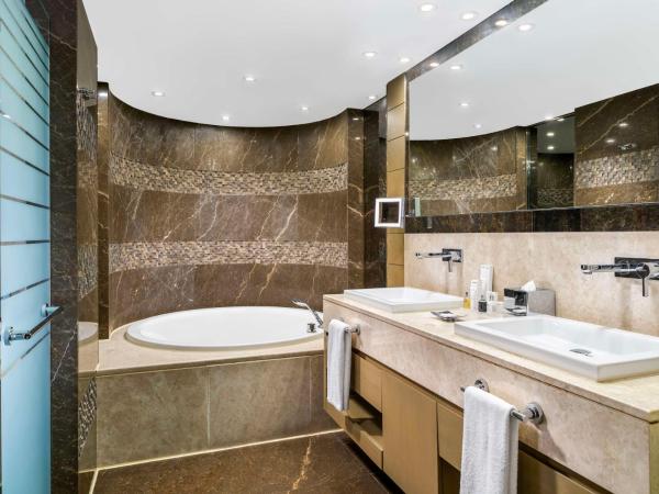 Radisson Blu Hotel, Istanbul Sisli : photo 6 de la chambre suite panoramique avec accès au salon - vue sur ville