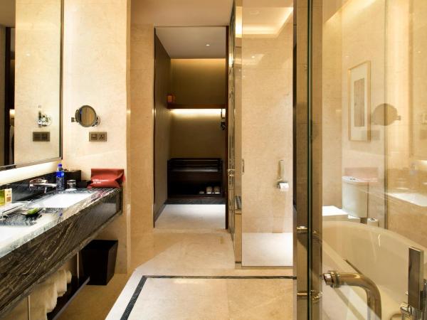 Crowne Plaza Tianjin Jinnan, an IHG Hotel : photo 1 de la chambre chambre lit king-size standard avec accès au salon