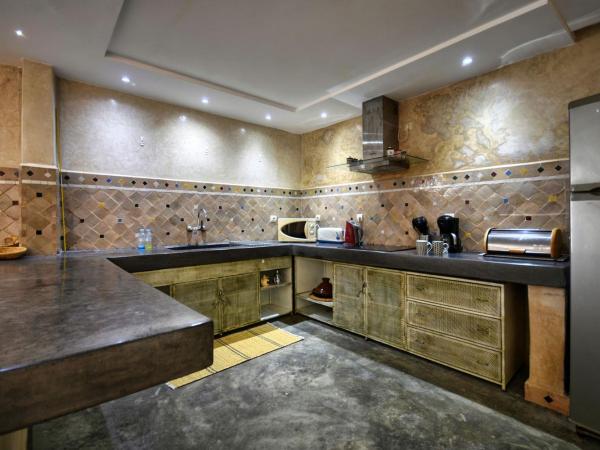 Riad Amazine - Piscine - Rooftop - 6 or 7 Px : photo 8 de la chambre suite supérieure - vue sur mer