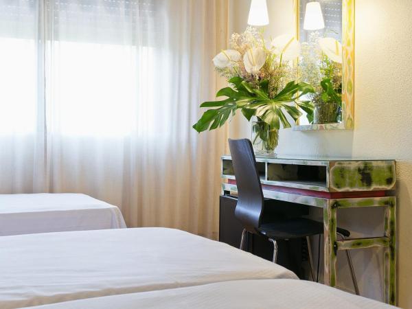 HRC Hotel : photo 1 de la chambre chambre double ou lits jumeaux avec lit d'appoint