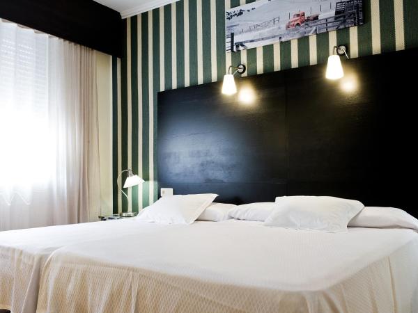 HRC Hotel : photo 9 de la chambre chambre double ou lits jumeaux avec lit d'appoint