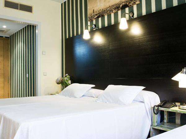 HRC Hotel : photo 3 de la chambre chambre double ou lits jumeaux avec lit d'appoint