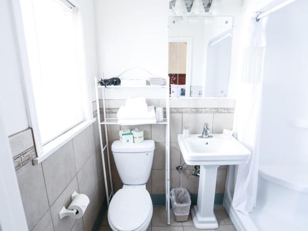 The Hotel Hollywood : photo 3 de la chambre ce studio comprend une cuisine.