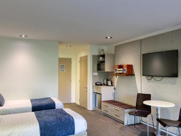 Garden Court Suites & Apartments : photo 5 de la chambre chambre standard (sans vue/côté route)