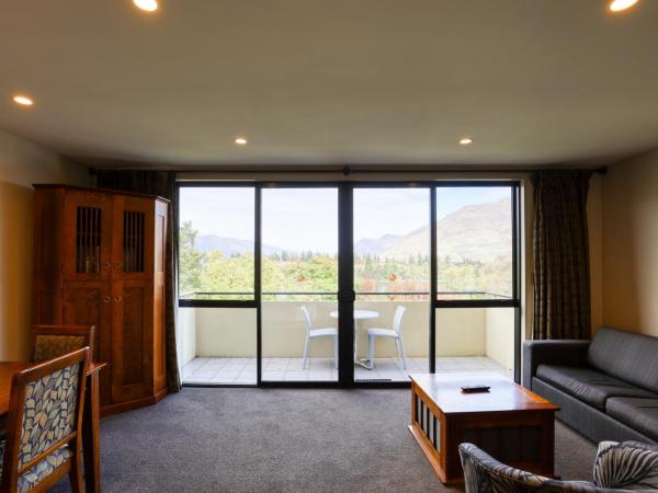 Garden Court Suites & Apartments : photo 5 de la chambre appartement 1 chambre avec balcon