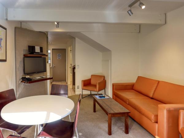 Garden Court Suites & Apartments : photo 3 de la chambre appartement 2 chambres avec cour