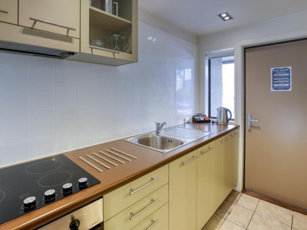 Garden Court Suites & Apartments : photo 7 de la chambre appartement 2 chambres avec cour