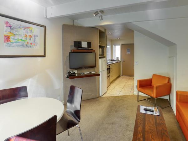 Garden Court Suites & Apartments : photo 5 de la chambre appartement 2 chambres avec cour