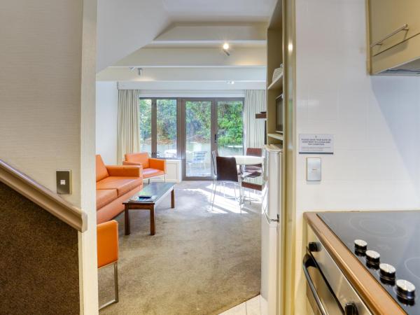 Garden Court Suites & Apartments : photo 6 de la chambre appartement 2 chambres avec cour