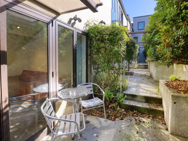 Garden Court Suites & Apartments : photo 9 de la chambre appartement 2 chambres avec cour