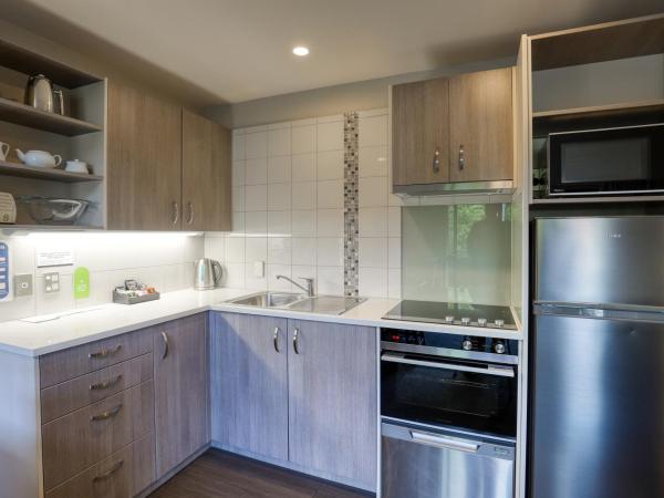 Garden Court Suites & Apartments : photo 7 de la chambre appartement 2 chambres avec balcon