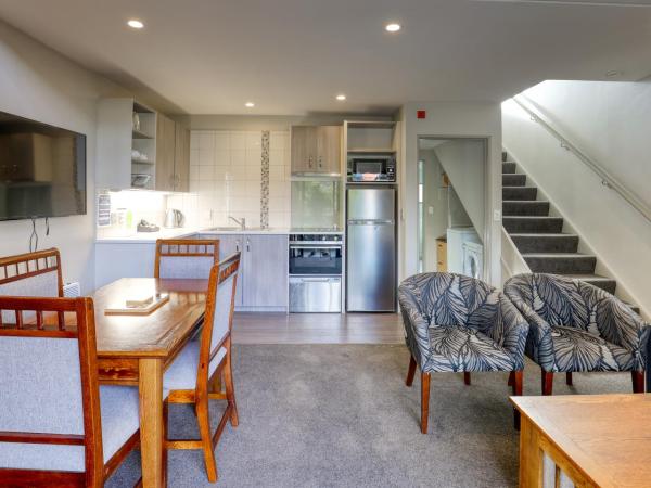 Garden Court Suites & Apartments : photo 4 de la chambre appartement 2 chambres avec balcon