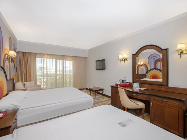 Megasaray Westbeach Antalya : photo 7 de la chambre chambre familiale - vue latérale sur mer