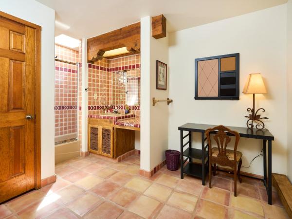 Loba Luna-Come Home To Enchantment : photo 2 de la chambre chambre quadruple avec balcon