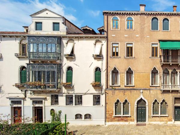 The Gritti Palace, a Luxury Collection Hotel, Venice : photo 3 de la chambre chambre plus spacieuse giglio prestige avec lit king-size ou 2 lits jumeaux/simples - vue sur santa maria del giglio