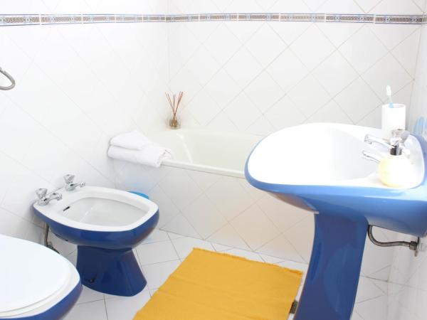 Rich & Poor Hostel Albufeira : photo 3 de la chambre chambre double ou lits jumeaux avec balcon