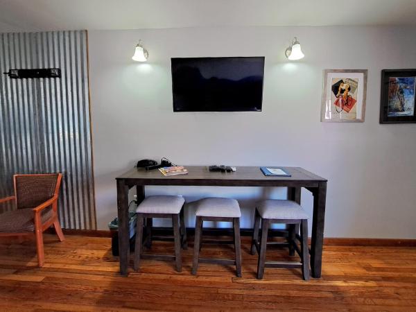 Buffalo Lodge Bicycle Resort - Amazing access to local trails & the Garden : photo 5 de la chambre chambre lit queen-size