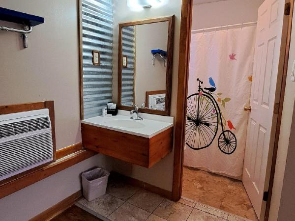 Buffalo Lodge Bicycle Resort - Amazing access to local trails & the Garden : photo 8 de la chambre chambre lit queen-size