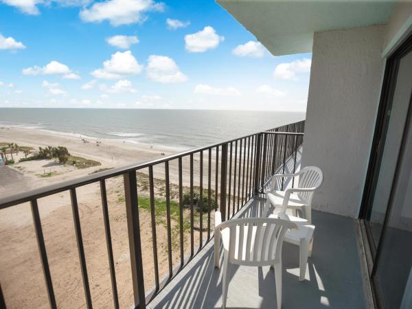 Tropical Seas Hotel : photo 9 de la chambre chambre lit king-size - vue partielle sur océan