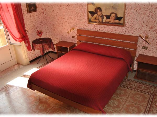 Bed and Breakfast D'Angelo : photo 2 de la chambre chambre double avec salle de bains commune