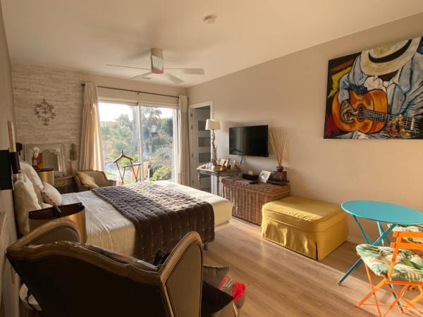 Escapades Lointaines : photo 6 de la chambre chambre lit king-size - vue sur piscine 