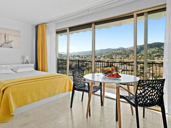 Cannes Marina Appart Hotel Mandelieu : photo 1 de la chambre studio avec vue sur montagne (2 adultes)