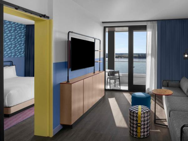 Caption By Hyatt Beale Street Memphis : photo 3 de la chambre suite avec balcon et vue sur le fleuve