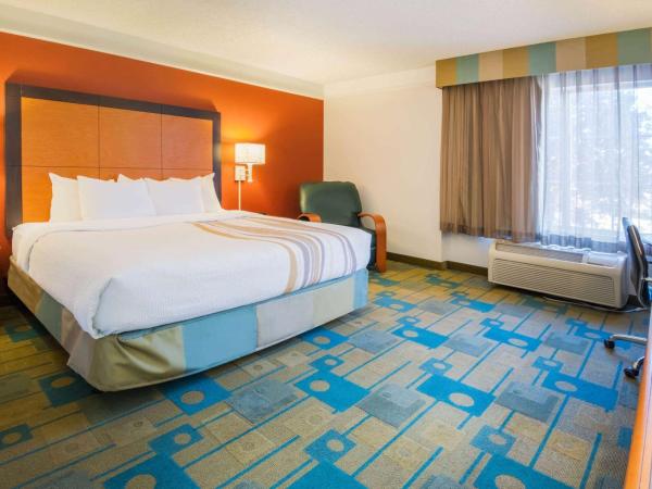 La Quinta by Wyndham Colorado Springs South Airport : photo 6 de la chambre chambre lit king-size avec baignoire - adaptée aux personnes à mobilité réduite - non-fumeurs