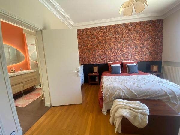 Chambre d'hôtes de Verdigné Piscine chauffée Parking Wifi : photo 7 de la chambre chambre lit queen-size - vue sur piscine