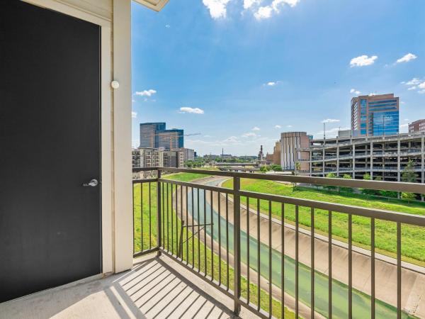 Lodgeur at Elan Med Center : photo 3 de la chambre appartement avec balcon