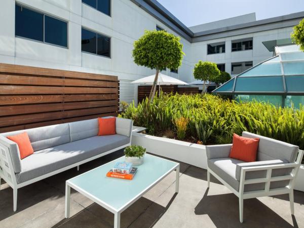 SLS Hotel, a Luxury Collection Hotel, Beverly Hills : photo 2 de la chambre chambre lit king-size avec terrasse - vue sur jardin