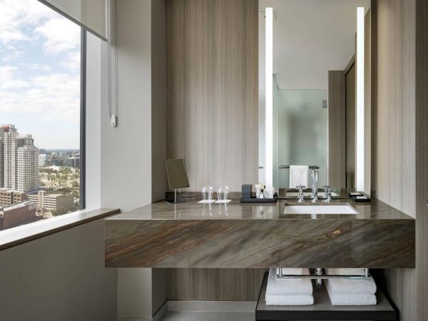 JW Marriott Edmonton ICE District : photo 4 de la chambre chambre d'angle deluxe avec 1 lit king-size