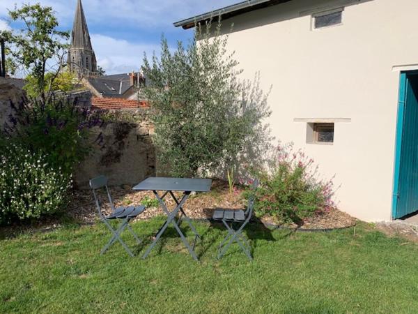 Chambre d'Hôtes Les Petits Oiseaux : photo 1 de la chambre chambre double - vue sur jardin