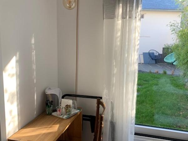 Chambre d'Hôtes Les Petits Oiseaux : photo 10 de la chambre chambre double - vue sur jardin