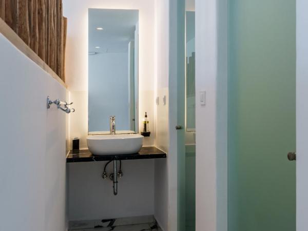 Bianco a Nero Mykonos : photo 3 de la chambre chambre lit king-size avec balcon