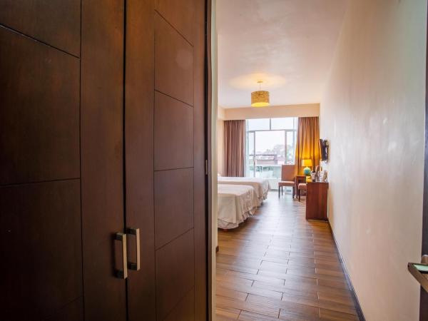 BLAZE Hotel & Suites Puerto Vallarta : photo 1 de la chambre chambre lits jumeaux avec salle de bains privative