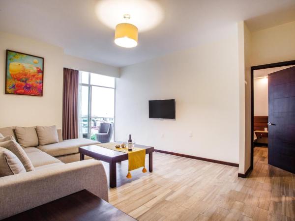 BLAZE Hotel & Suites Puerto Vallarta : photo 3 de la chambre suite lit queen-size - vue sur piscine