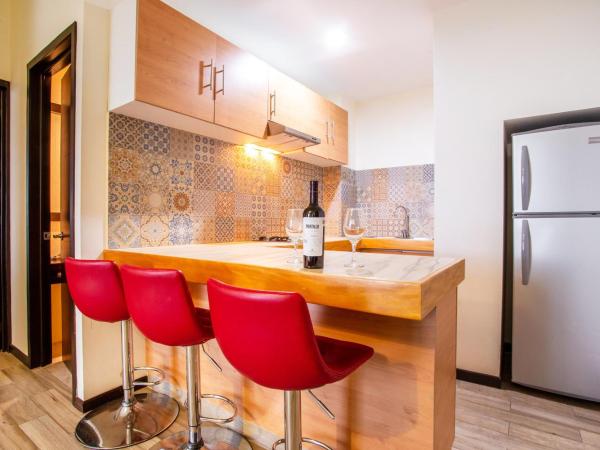 BLAZE Hotel & Suites Puerto Vallarta : photo 5 de la chambre suite lit queen-size - vue sur piscine