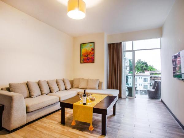 BLAZE Hotel & Suites Puerto Vallarta : photo 4 de la chambre suite lit queen-size - vue sur piscine