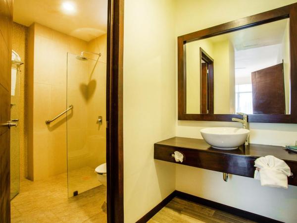 BLAZE Hotel & Suites Puerto Vallarta : photo 1 de la chambre suite lit queen-size - vue sur piscine