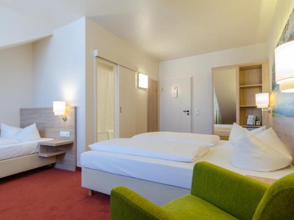 Garden Hotel : photo 3 de la chambre chambre triple