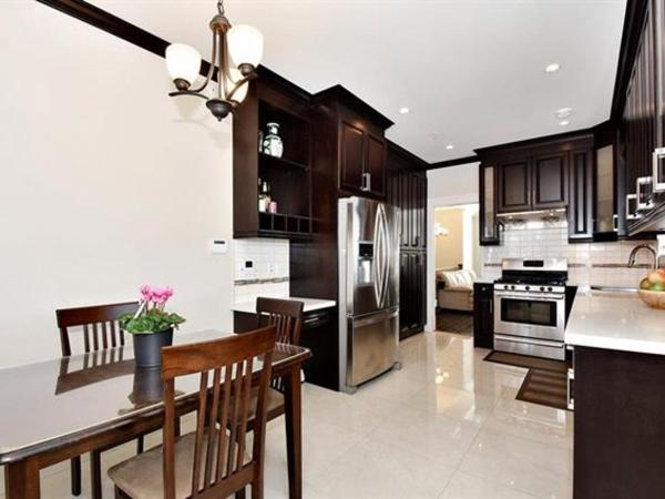 Rare Find Exquisitely New Quiet & Safe Skytrain Home : photo 2 de la chambre suite 3 chambres