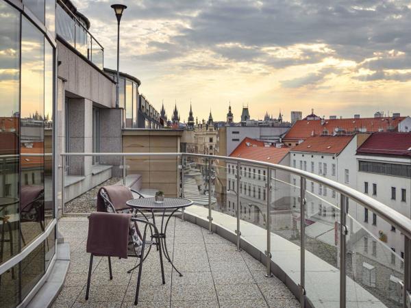 Prague Marriott Hotel : photo 8 de la chambre suite club 1 chambre lit king-size avec balcon et accès au m club