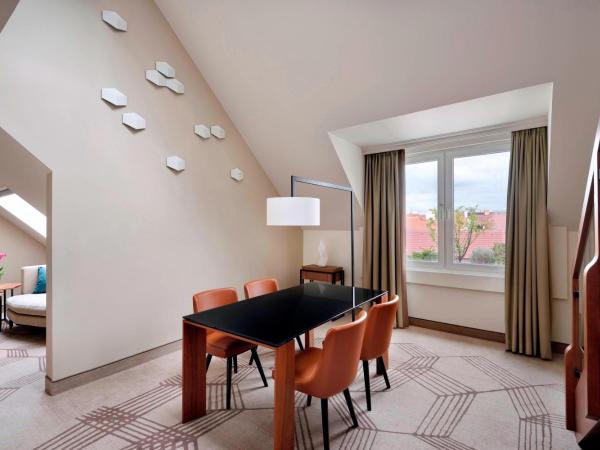 Prague Marriott Hotel : photo 6 de la chambre suite lit king-size en duplex avec accès au m club