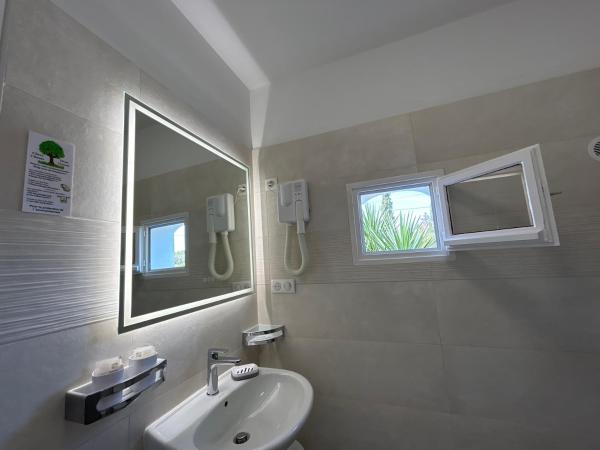 Hotel Punta e Mare des Chambres ou Appartements T2 : photo 1 de la chambre chambre quadruple - vue sur jardin