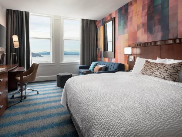 Courtyard Seattle Downtown / Pioneer Square : photo 1 de la chambre king room with one king bed and bay view