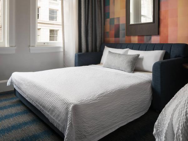 Courtyard Seattle Downtown / Pioneer Square : photo 2 de la chambre chambre lit king-size avec canapé-lit