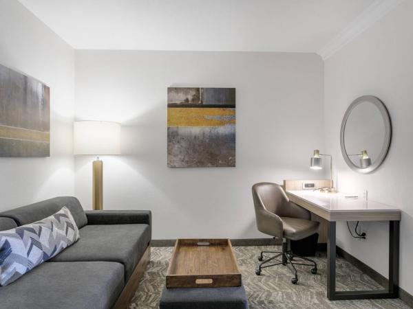 SpringHill Suites by Marriott Sacramento Natomas : photo 7 de la chambre suite lit king-size avec canapé-lit et lit gigogne